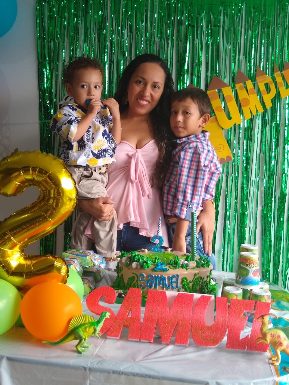 Lo acompaña su madre Vilma Yolanda Valencia Joven y su hermano José González Valencia.